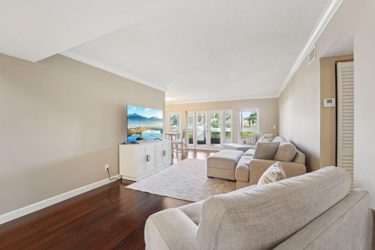 100 Pelican Pointe Drive, Delray Beach, Florida 33483, 2 Bedrooms Bedrooms, ,2 BathroomsBathrooms,Apartment,For Sale,Pelican Pointe ,Pelican Pointe Drive,1,1007